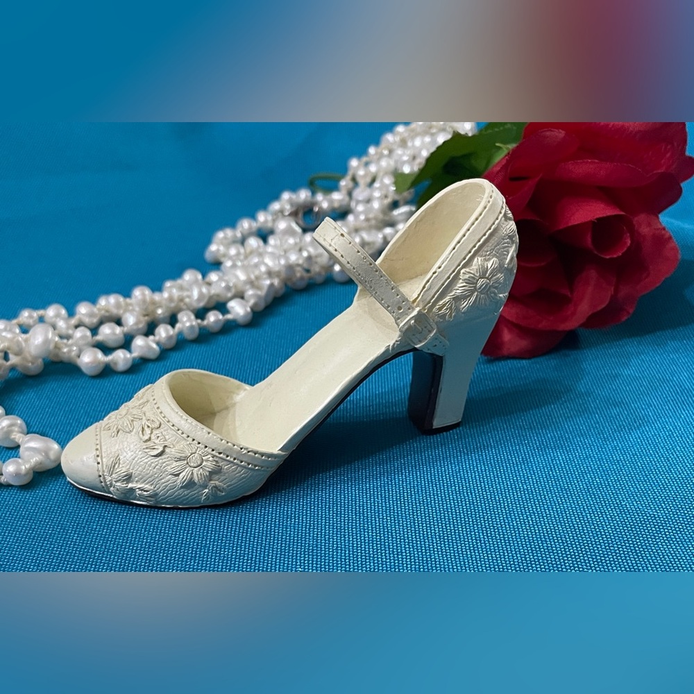 Mini Elegant Cream Floral Women's Heels

Cute ceramic shoe~ cream